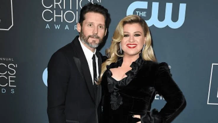 Kelly Clarkson posing with husband at Critics Choice Awards