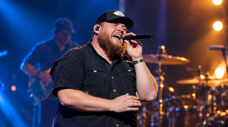 ombs performing during his early breakthrough tour years